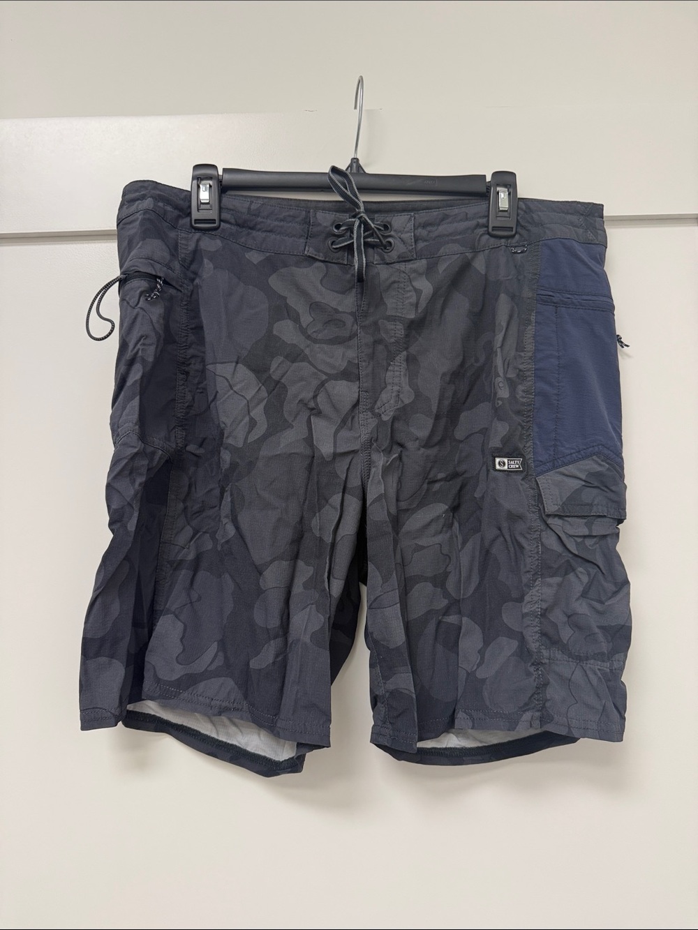 Salty Crew Flagship 20” Boatshort- black octopus camo with blue pocket- size 34”